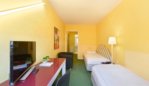 Habitación básica con 2 camas individuales