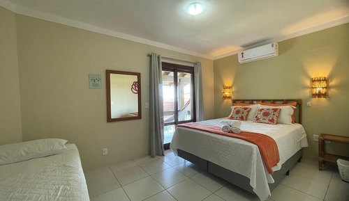 Habitación triple, balcón (Com Café da Manhã)