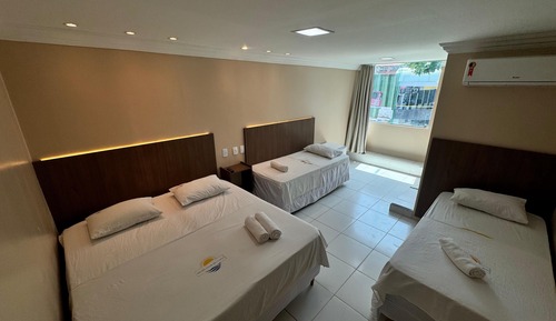 Habitación cuádruple superior, varias camas, vistas al mar