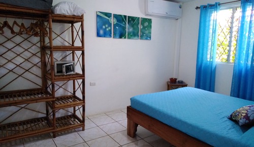 Habitación triple, varias camas, vistas al patio, planta baja