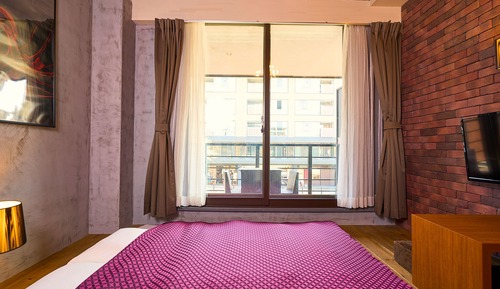 Habitación de diseño, 1 cama de matrimonio grande, balcón (MINI ROOM)