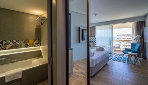 Habitación superior, 1 cama de matrimonio grande, balcón (View)