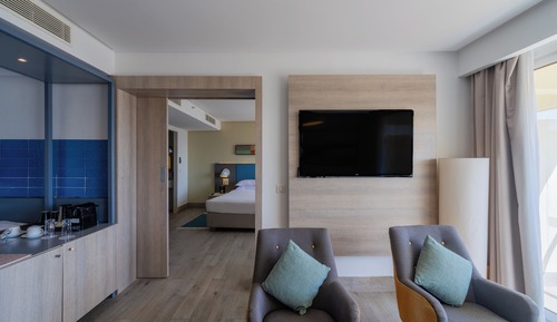Suite ejecutiva, 1 habitación, balcón, vistas parciales al mar