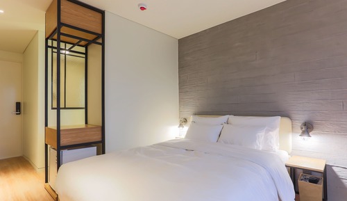 Premium or Deluxe Breakfast Package (check-in available from 10pm)