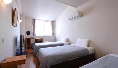 Habitación triple económica, no fumadores, baño compartido
