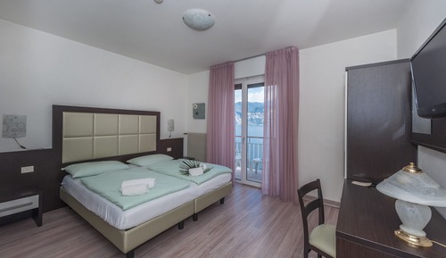 Habitación con 1 cama doble o 2 individuales, vistas al lago