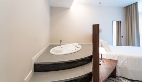 Suite, bañera de hidromasaje con jardín privado (Castello)