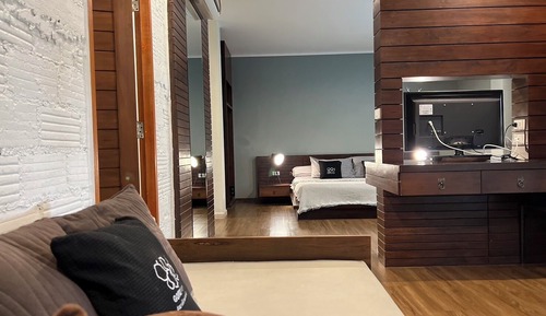 Connecting Room