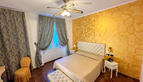 Habitación superior con 1 cama doble o 2 individuales (up to 3 people)