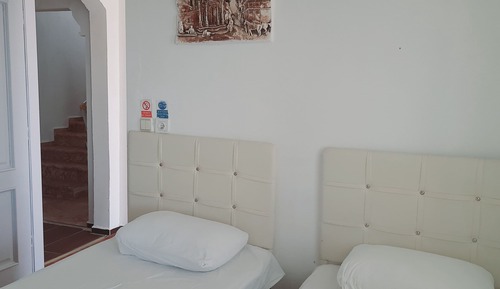 Habitación familiar con 1 cama doble o 2 individuales, baño privado, vistas al mar
