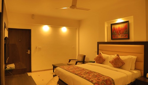 Estudio básico, 1 cama de matrimonio, sin ventanas