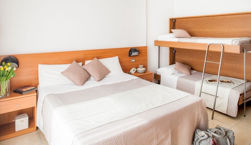 Habitación cuádruple estándar, vistas parciales al mar