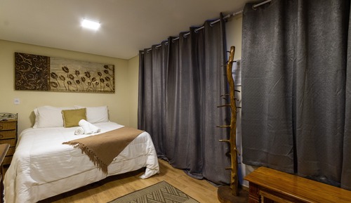 Habitación romántica, bañera de hidromasaje, en la zona del jardín
