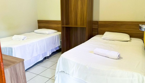 Habitación básica con 2 camas individuales, 2 camas individuales