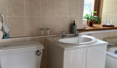 Habitación con 1 cama doble o 2 individuales, baño privado