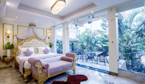 Royal Bath Tub With Balcony