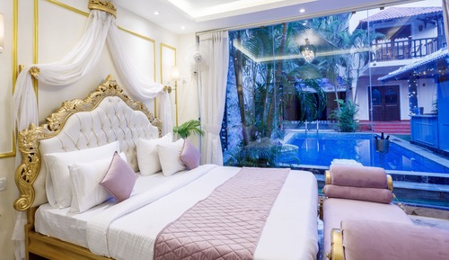 Bath Tub With Pool View