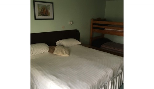Habitación con 1 cama doble o 2 individuales, baño privado