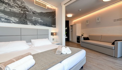 Suite familiar, balcón, vistas parciales al lago