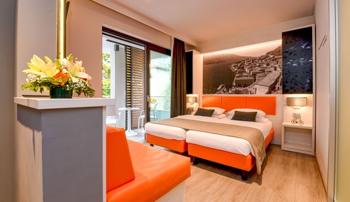 Habitación básica con 2 camas individuales, balcón, vistas a la montaña