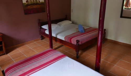 Habitación triple económica, varias camas, baño compartido