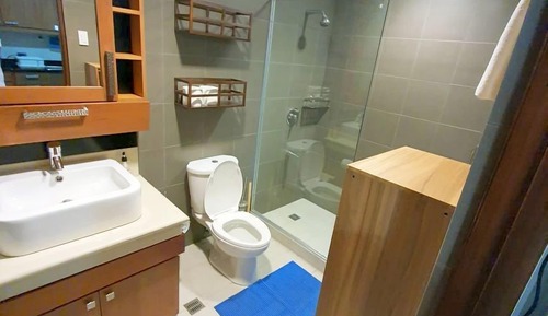 Apartamento de lujo, 2 habitaciones, vistas al mar, frente a la playa
