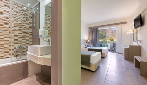 Suite with Sharing Pool