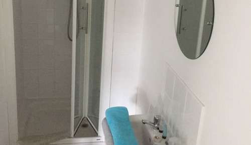 Habitación con 2 camas individuales, baño privado