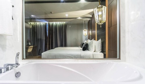 Premier Twin with Bathtub