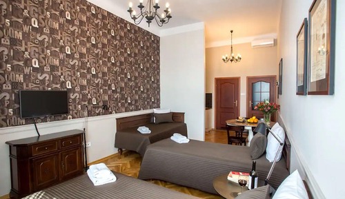 Suite estudio clásica, cocina básica, vistas al patio (D2)