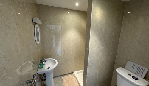 Habitación con 1 cama doble o 2 individuales, baño privado, vistas al jardín
