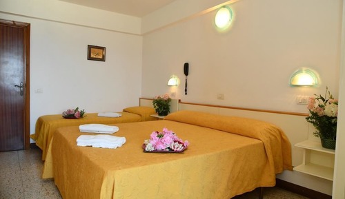 Habitación triple, vistas al mar