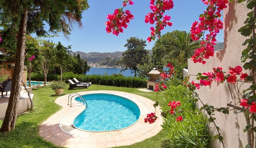 Exclusive Two-Bedroom Maisonette with Individual Pool