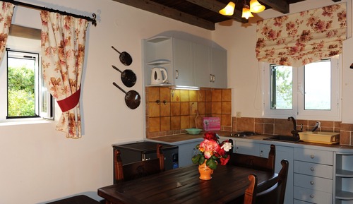 Habitación familiar, cocina básica, vistas a la montaña