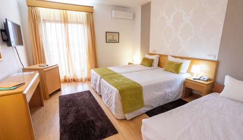Habitación con 2 camas individuales, varias camas