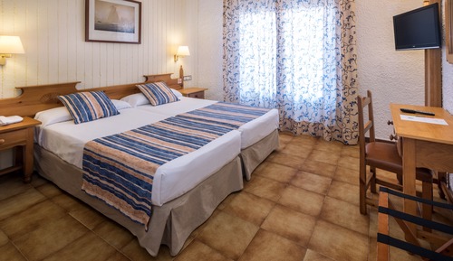 Habitación estándar con 1 cama doble o 2 individuales, balcón, vistas a la piscina