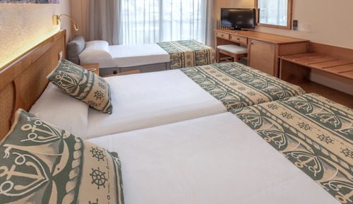 Habitación con 1 cama doble o 2 individuales, vistas a la piscina (2 adultos + 1 niño)