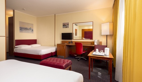 Habitación estándar (1 King Bed and 2 Single Beds)