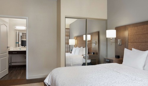 Suite, 1 cama de matrimonio grande (Mobility & Hearing, Roll-in Shower)