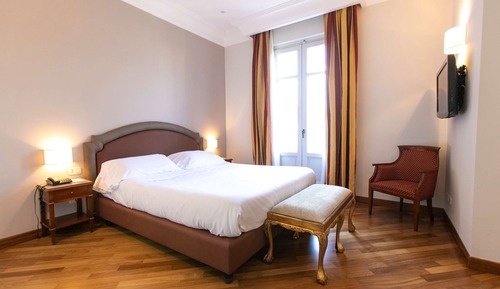 Suite junior, 1 cama de matrimonio grande, fumadores, balcón (Shower Only)