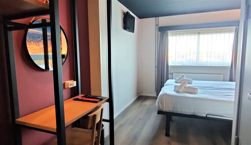 Habitación básica con 2 camas individuales