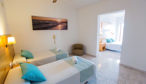 Habitación cuádruple, balcón