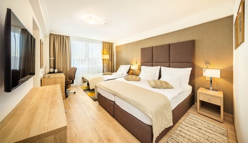 Habitación triple Premium (Free Access to Salt Cave)