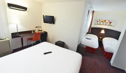 Habitación, varias camas