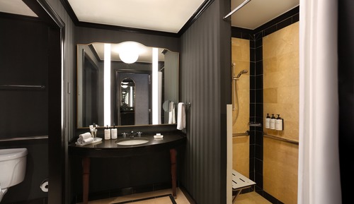 Habitación Club, 1 cama de matrimonio grande, ducha adaptada (Roll-In Shower, Club Floor)