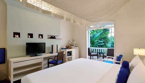 Habitación, 1 cama de matrimonio grande, vistas a la piscina (Garden Wing)