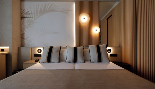 Habitación estándar con 1 cama doble o 2 individuales, vistas parciales al mar