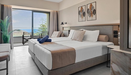 Habitación superior con 1 cama doble o 2 individuales, vistas parciales al mar