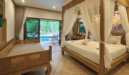 Deluxe Pool Access