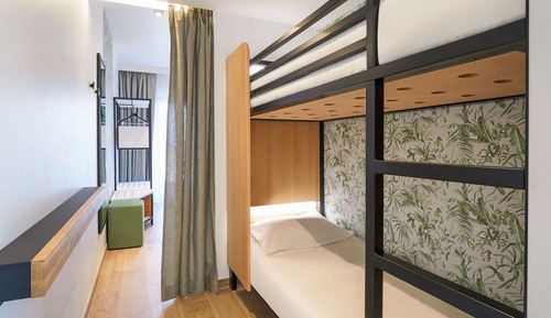 Habitación clásica, varias camas, balcón
